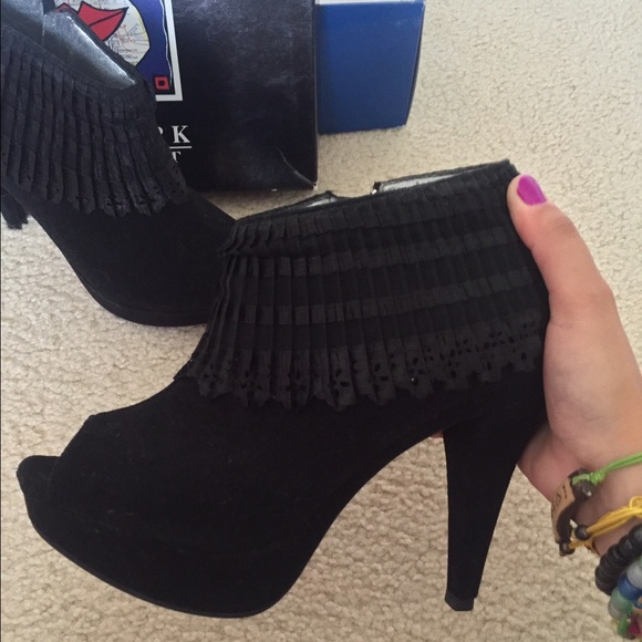 unique and elegant heels, barely worn!!