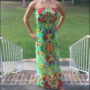 Strapless maxi dress in a tropical floral print.