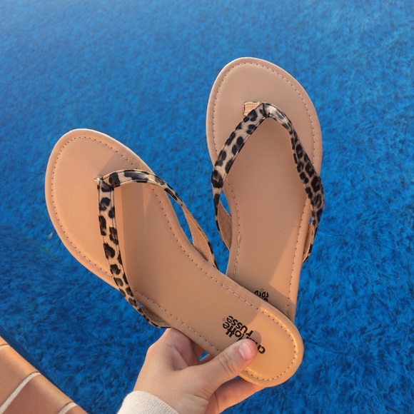 🎉 SALE 🎉 NEVER WORN ‼️ Cheetah print flip flops