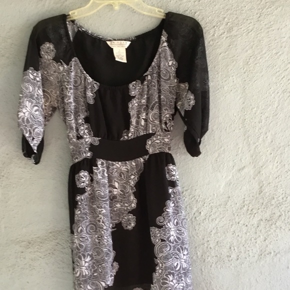 UNIFORM Black & White Chic Off Shoulder Dress - Picture 2 of 5