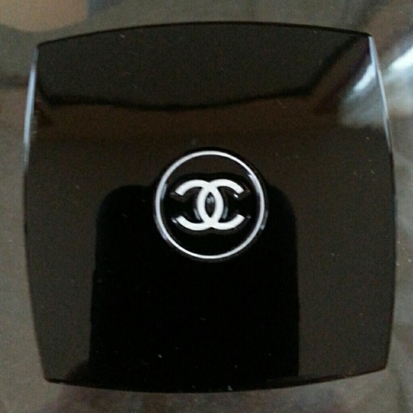 Chanel Jardin De Camelias Illuminating Powder