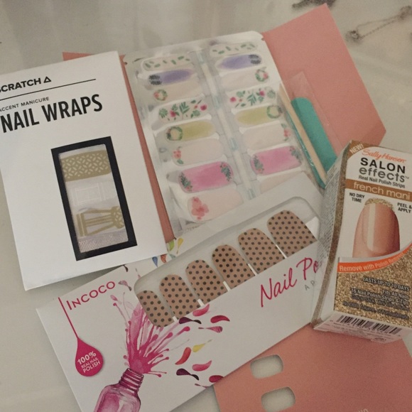 Set of 4 nail appliqués.