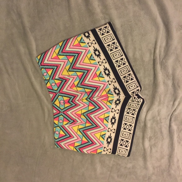 Aztec pattern shorts - Picture 2 of 4