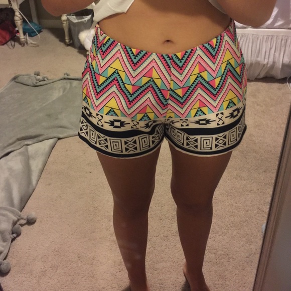 Aztec pattern shorts - Picture 4 of 4