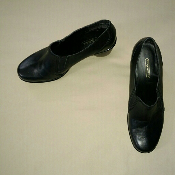 NWOT Easy Spirit low-heeled black shoes
