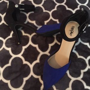 Classy suede pumps with a pop of royal blue