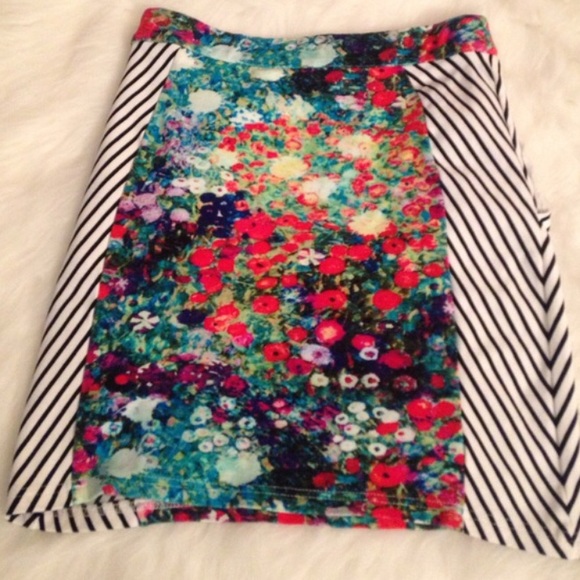 SALE* anthropologie skirt with pockets! - Picture 4 of 4