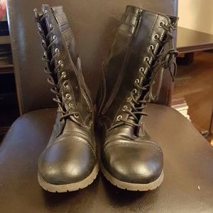 Light weight combat boots
