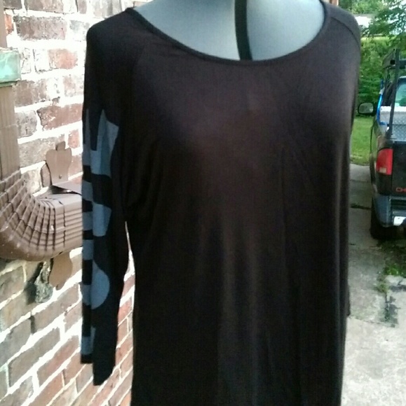 Black 3 quarter length shirt