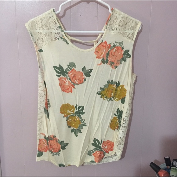 Cream Lace Rose Tank Top. Forever 21. Size M.
