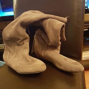 Suede boots with fun zipper tassel