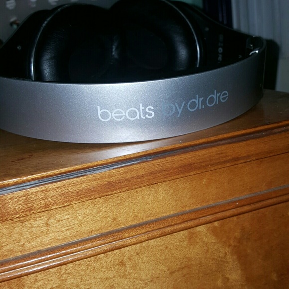 Dr Dre's Beats Studios - Picture 2 of 4