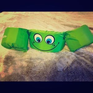 Green flotation device for young children
