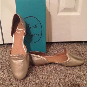 Never worn Jack Rogers contessa flats in platinum.
