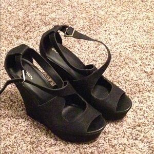 Black wedges