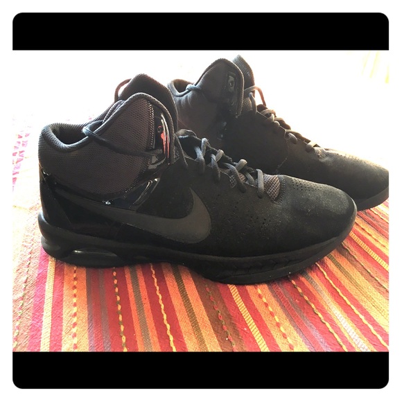 Black Nike basketball shoes.Nike Air Visi Pro 6.