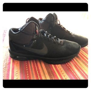 Black Nike basketball shoes.Nike Air Visi Pro 6.