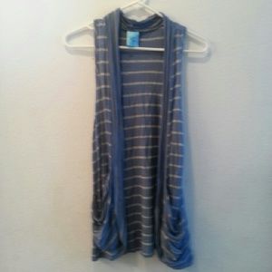 Horizontal stripe sleeveless vest has pockets
