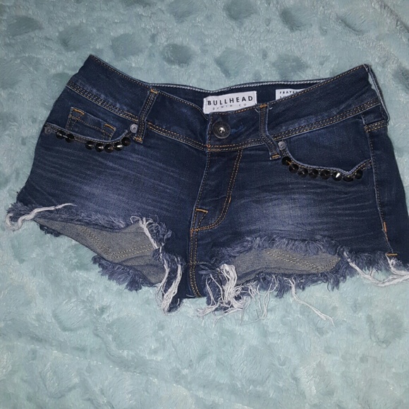 Bullhead Pants - BULLHEAD Frayed Short Shorts