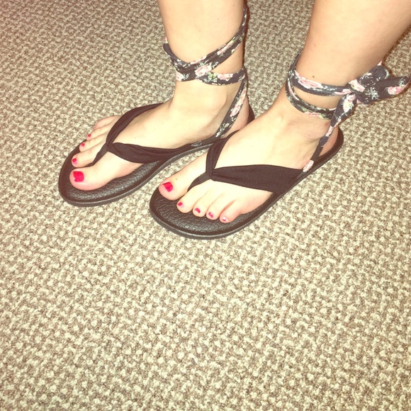 Sanuk floral sandals
