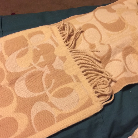 Beautiful Coach Wool Scarf - Picture 2 of 4