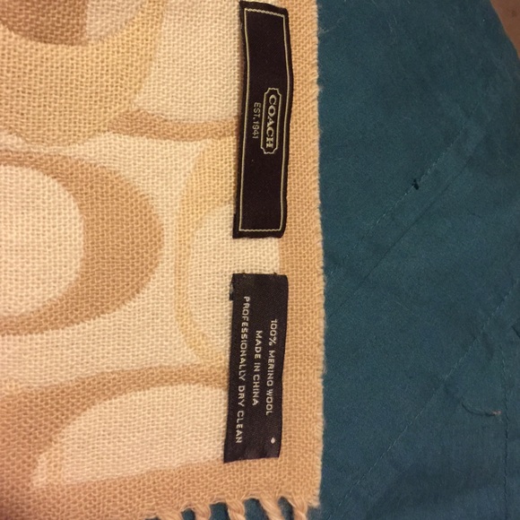 Beautiful Coach Wool Scarf - Picture 3 of 4