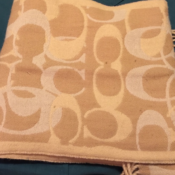 Beautiful Coach Wool Scarf - Picture 4 of 4