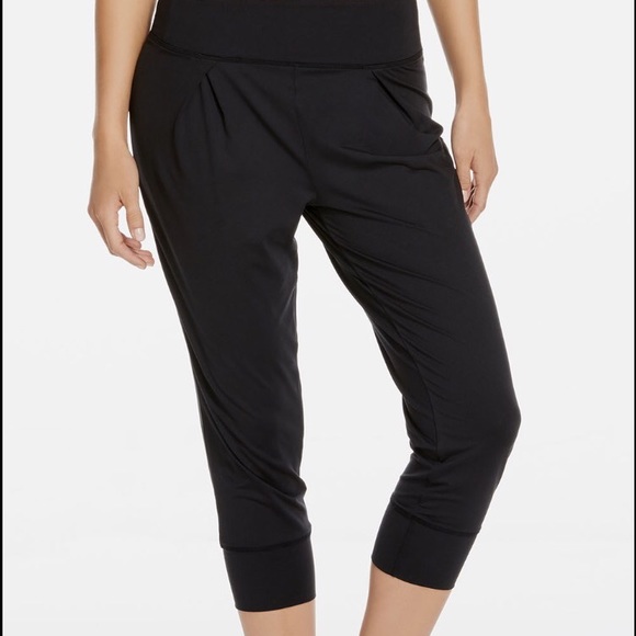 Fabletics Yogi Capris NWT