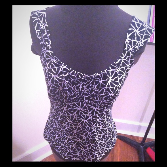 White House Black Market top size S, versatile!