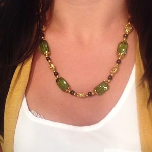 🆑 earance 🆕 Green & gold necklace