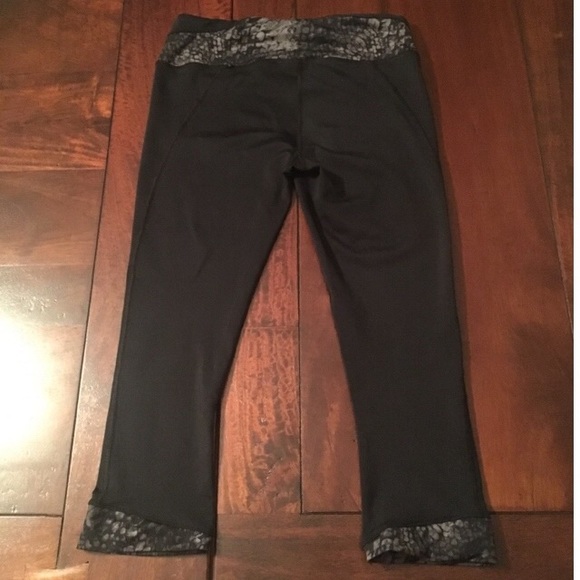 🚫SOLD🚫🎉Under Armour Women's HeatGear Capris - Picture 3 of 4