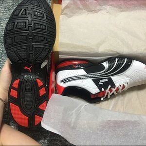 Men's Pumas. Size 9 1/2. NEVER WORN!!