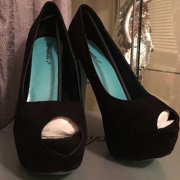 Black Vegan high heels w/stud detail on the heel - Picture 3 of 4