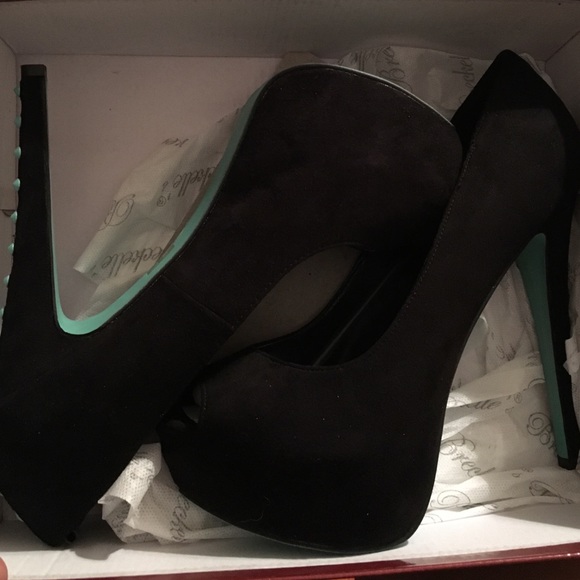 Black Vegan high heels w/stud detail on the heel - Picture 4 of 4