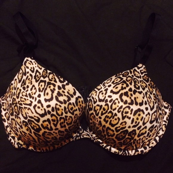 SALE! Victoria's Secret Push-up Bra 34 DD.🐆