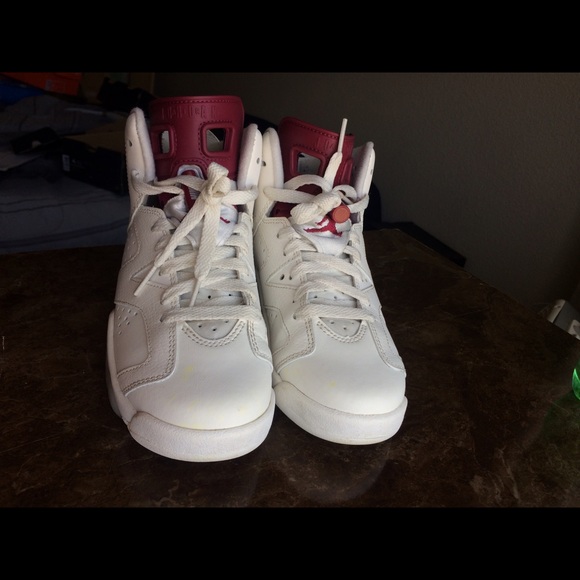 Maroon 6s SIZE 4Y