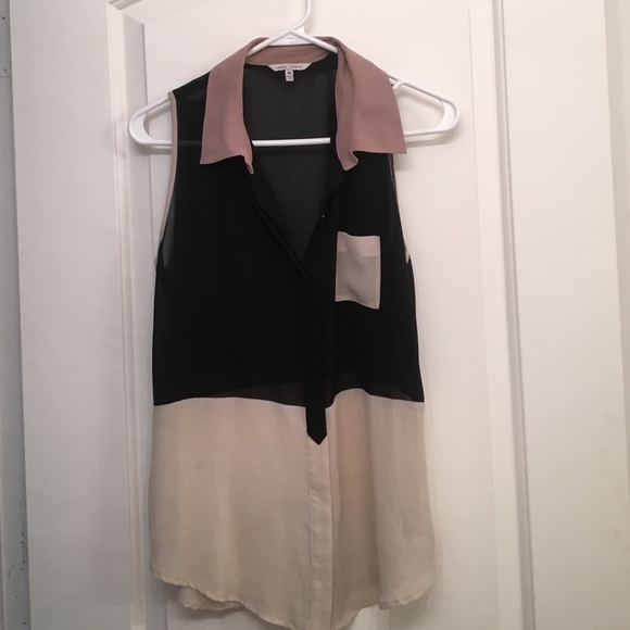 Black & tan sleeveless blouse