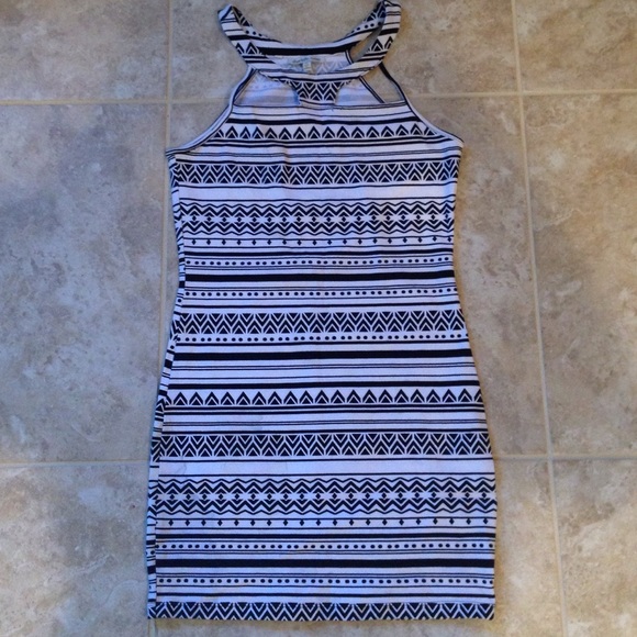FINAL DROp! 🤗White and black body con dress