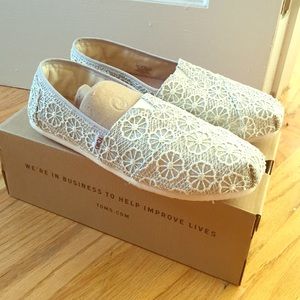Brand new* never worn Toms