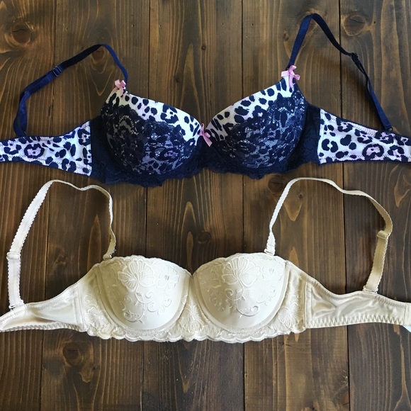 Great condition bra set. Size 34B.