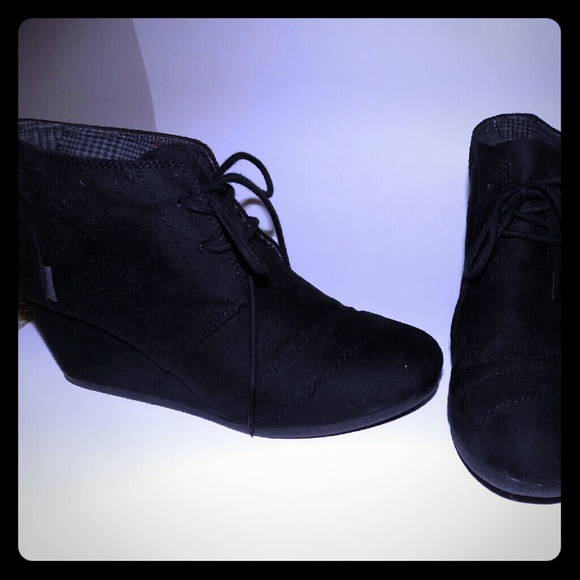 BONGO Black Suede Booties