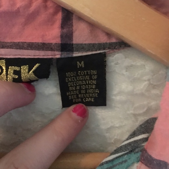 Spring lace button up! - Picture 3 of 4