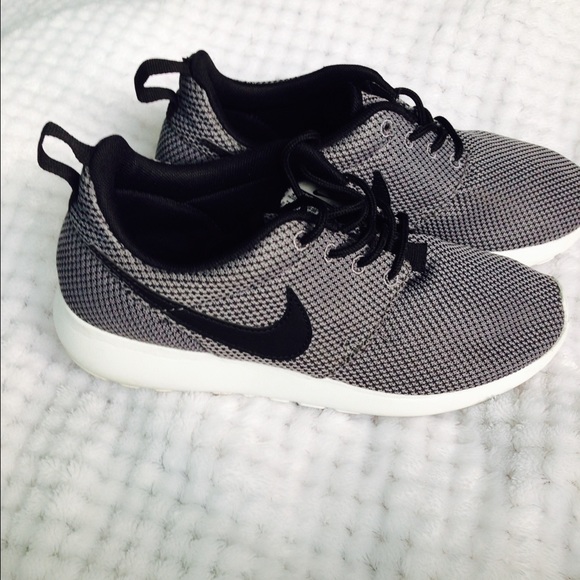 Nike Roshes 🔴1HOUR SALE PRICE FIRM🔴