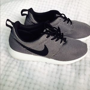 Nike Roshes 🔴1HOUR SALE PRICE FIRM🔴