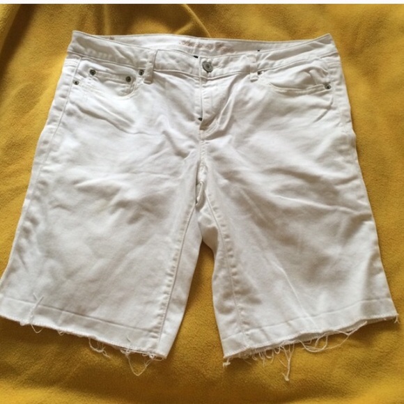 White denim American eagle shorts
