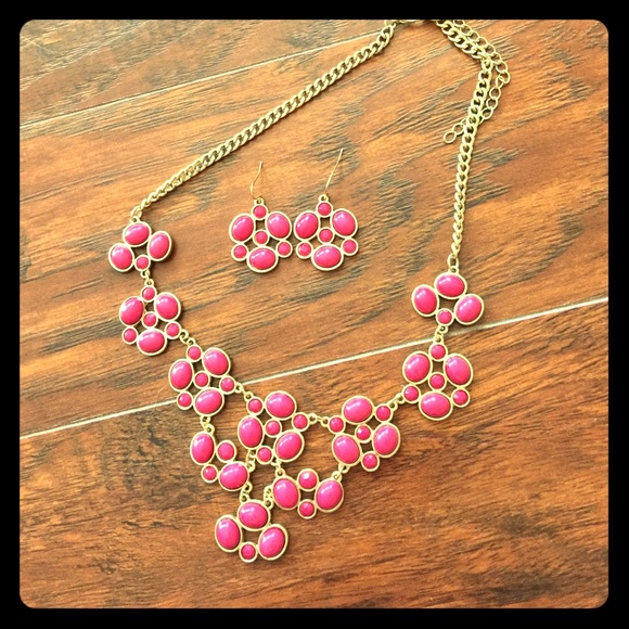 Set of pink/gold earrings and matching necklace