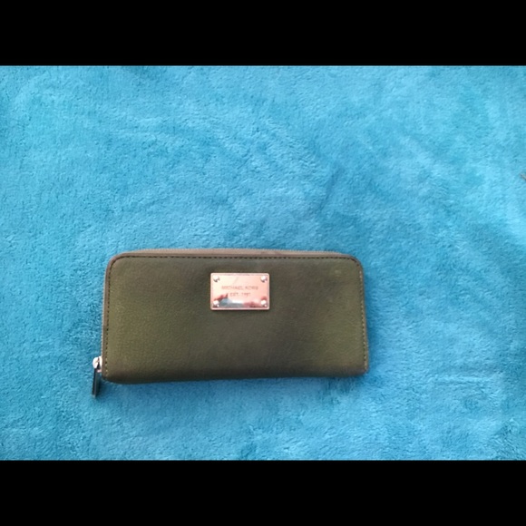 Michael Kors wallet - Picture 1 of 3