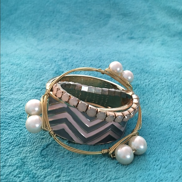Set of bracelets.