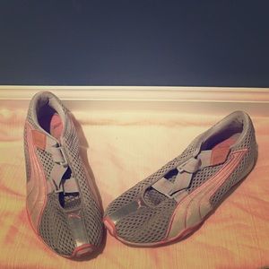 PUMA VELCRO SNEAKERS 🍂🍁