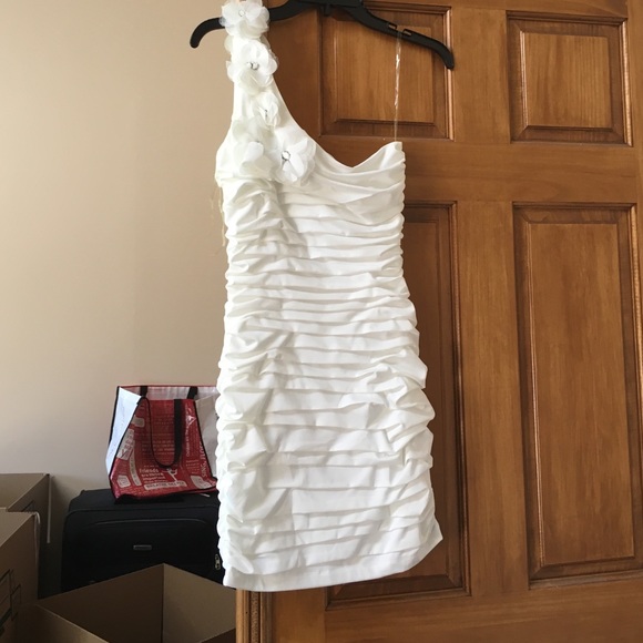 White one shoulder flower ruffle dress
